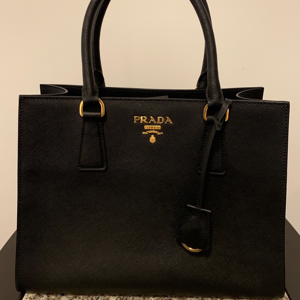 MEDIUM PRADA SAFFIANO TOTE